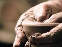 mãos de oleiro moldando um vaso