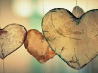 sino dos ventos feito de pedras formato coração