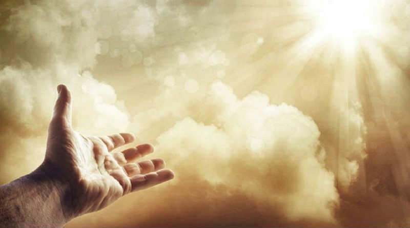 Mão aberta estendida em direção ao sol