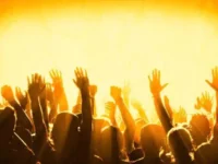 Várias pessoas com as mãos erguidas