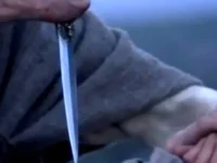 Uma mão segurando uma faca